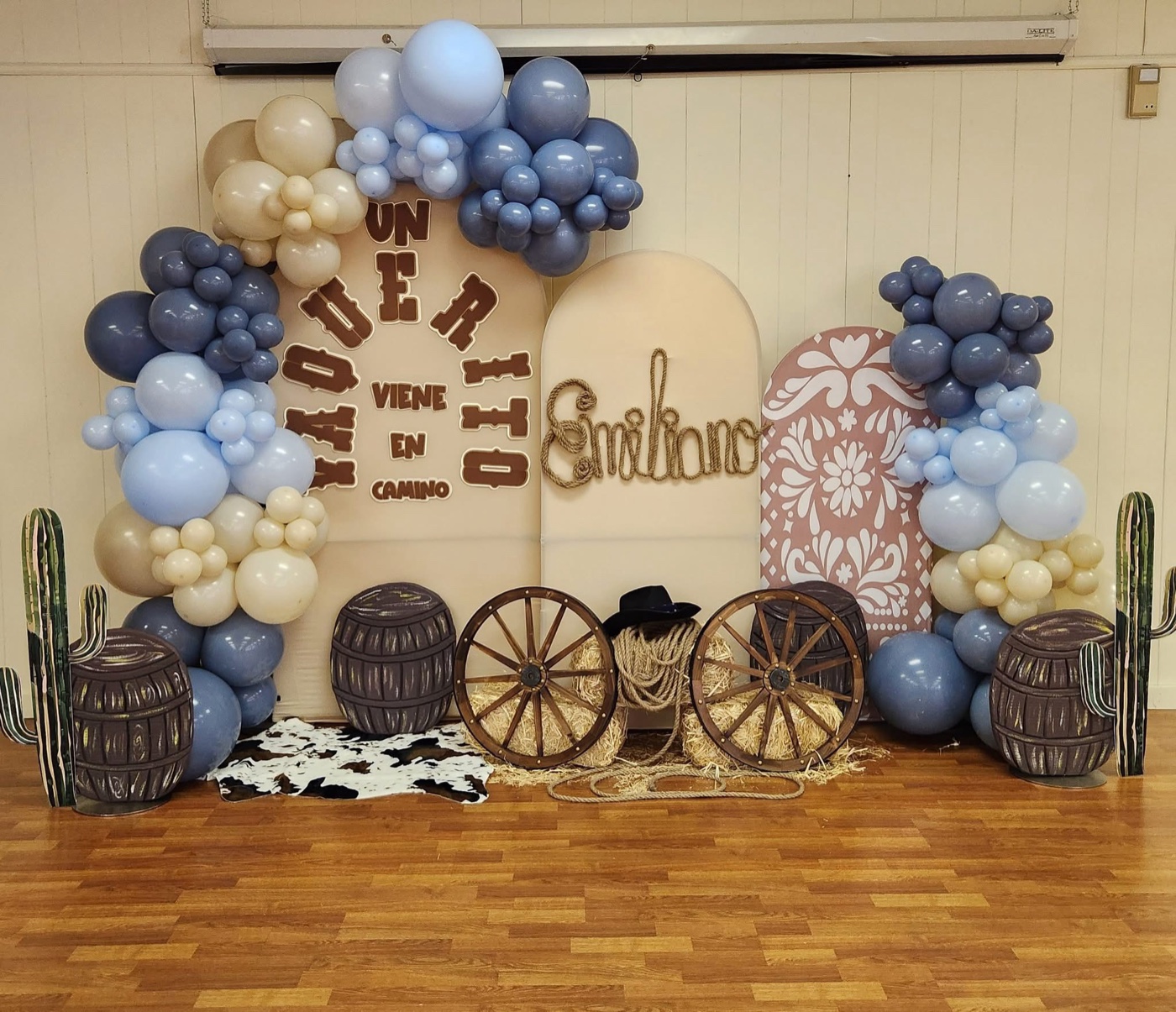Purple and white NYU balloon ring photo backdrop