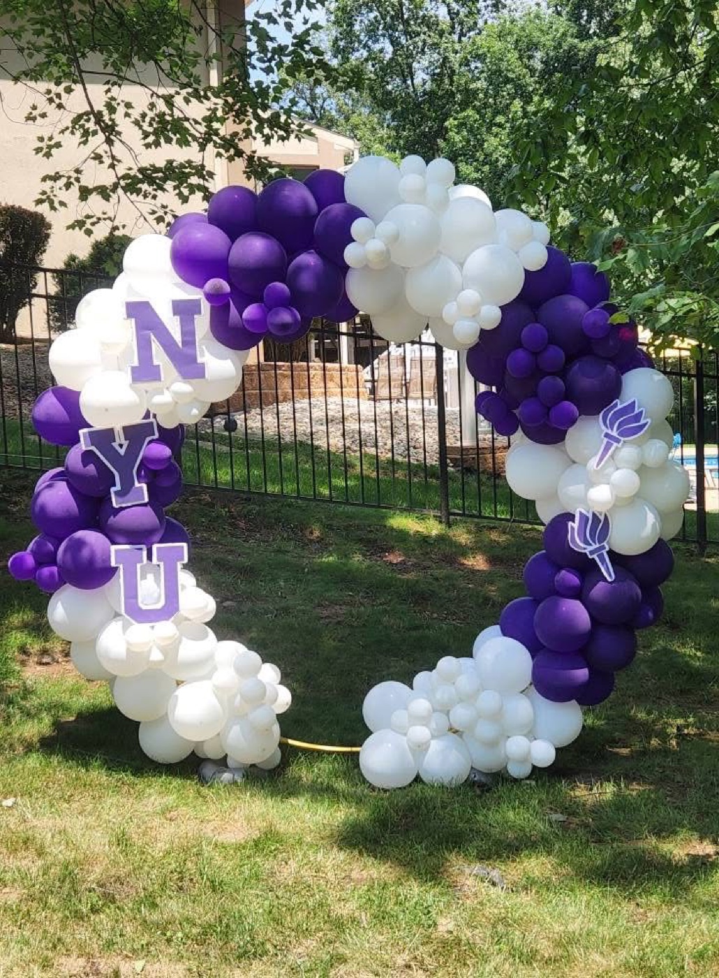 NYU balloon ring with purple and white balloons